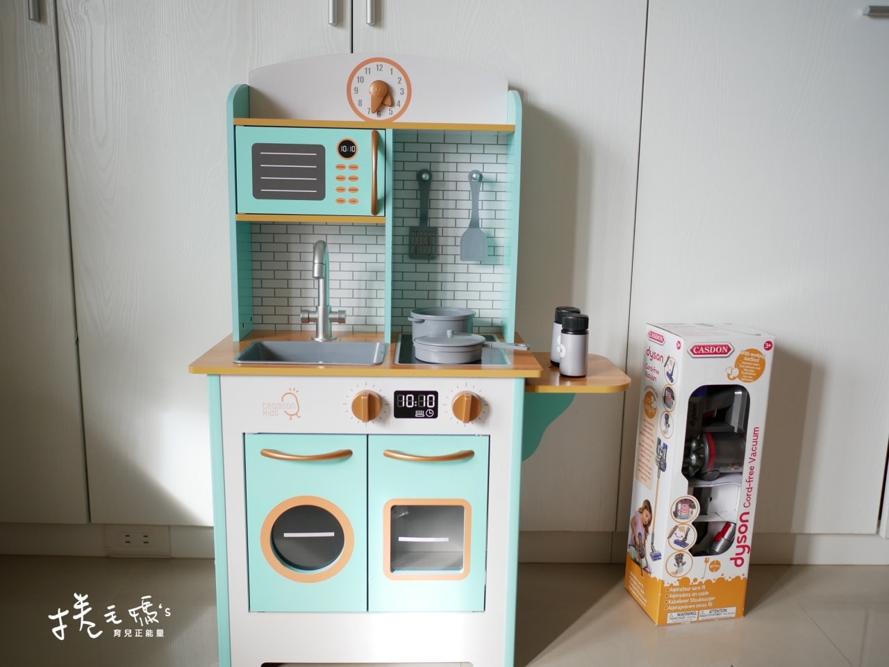 【育兒】平價質感系廚房玩具 TEAMSON 火車軌道桌、dyson兒童吸塵器、木製家家酒兒童廚房玩具 - 第33張圖 【育兒】平價質感系廚房玩具 TEAMSON 火車軌道桌、dyson兒童吸塵器、木製家家酒兒童廚房玩具