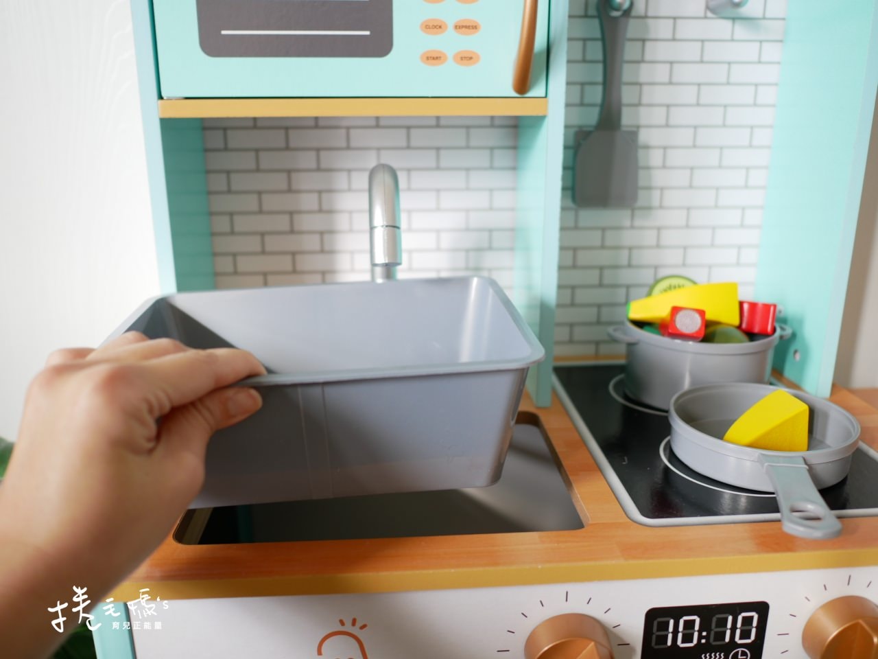【育兒】平價質感系廚房玩具 TEAMSON 火車軌道桌、dyson兒童吸塵器、木製家家酒兒童廚房玩具 - 第24張圖 【育兒】平價質感系廚房玩具 TEAMSON 火車軌道桌、dyson兒童吸塵器、木製家家酒兒童廚房玩具