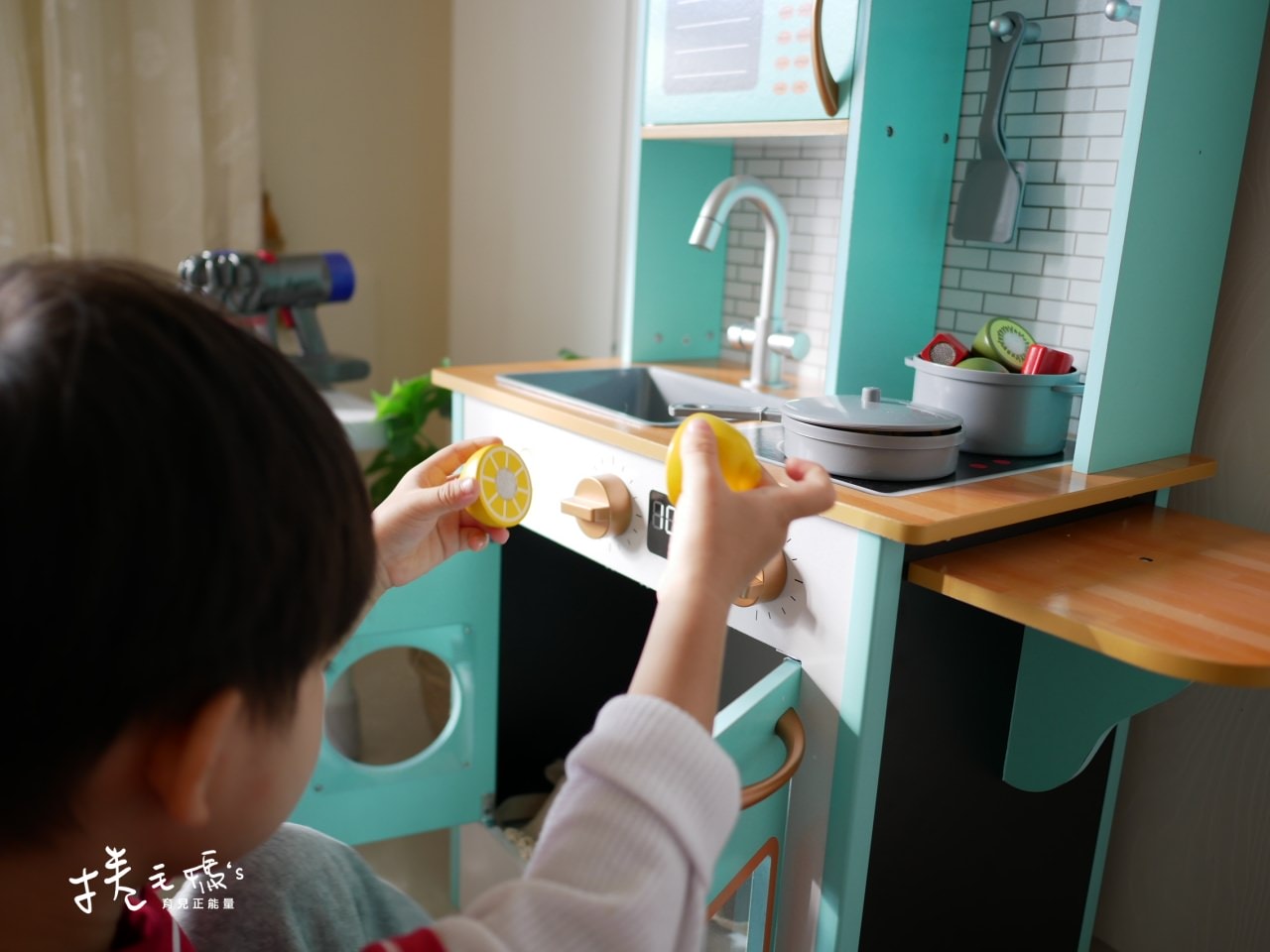 【育兒】平價質感系廚房玩具 TEAMSON 火車軌道桌、dyson兒童吸塵器、木製家家酒兒童廚房玩具 - 第23張圖 【育兒】平價質感系廚房玩具 TEAMSON 火車軌道桌、dyson兒童吸塵器、木製家家酒兒童廚房玩具