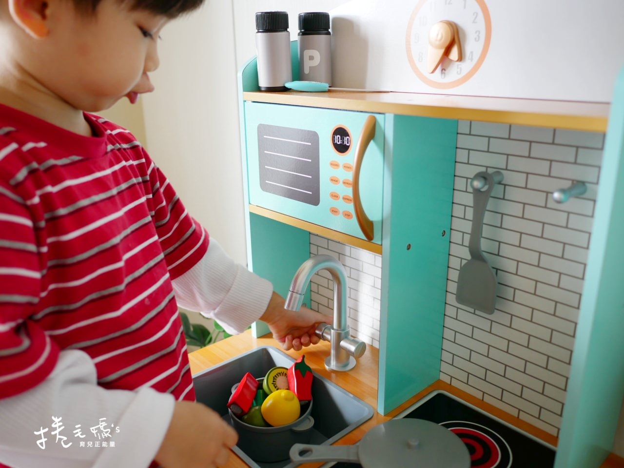 【育兒】平價質感系廚房玩具 TEAMSON 火車軌道桌、dyson兒童吸塵器、木製家家酒兒童廚房玩具 - 第29張圖 【育兒】平價質感系廚房玩具 TEAMSON 火車軌道桌、dyson兒童吸塵器、木製家家酒兒童廚房玩具