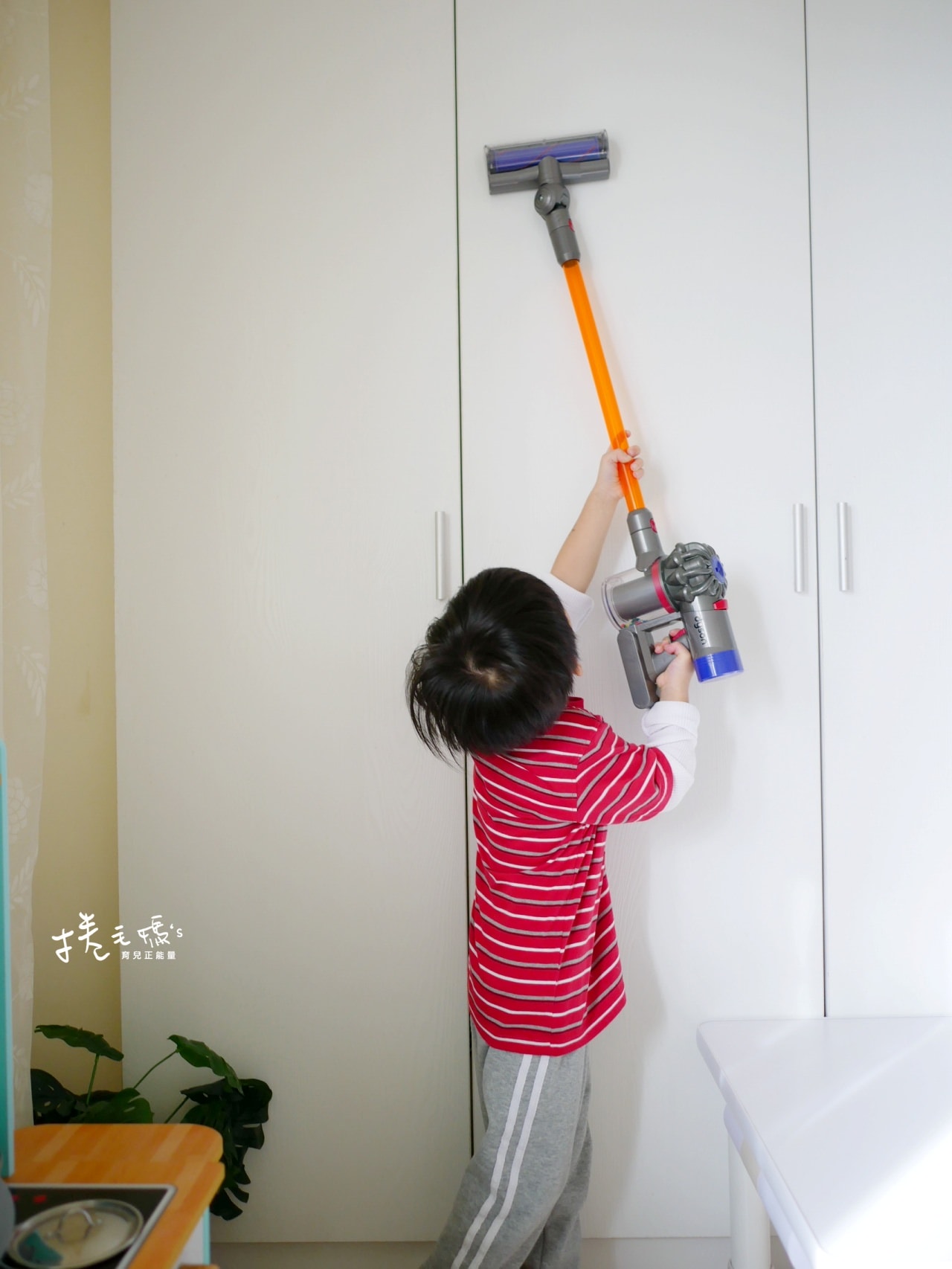 【育兒】平價質感系廚房玩具 TEAMSON 火車軌道桌、dyson兒童吸塵器、木製家家酒兒童廚房玩具 - 第52張圖 【育兒】平價質感系廚房玩具 TEAMSON 火車軌道桌、dyson兒童吸塵器、木製家家酒兒童廚房玩具