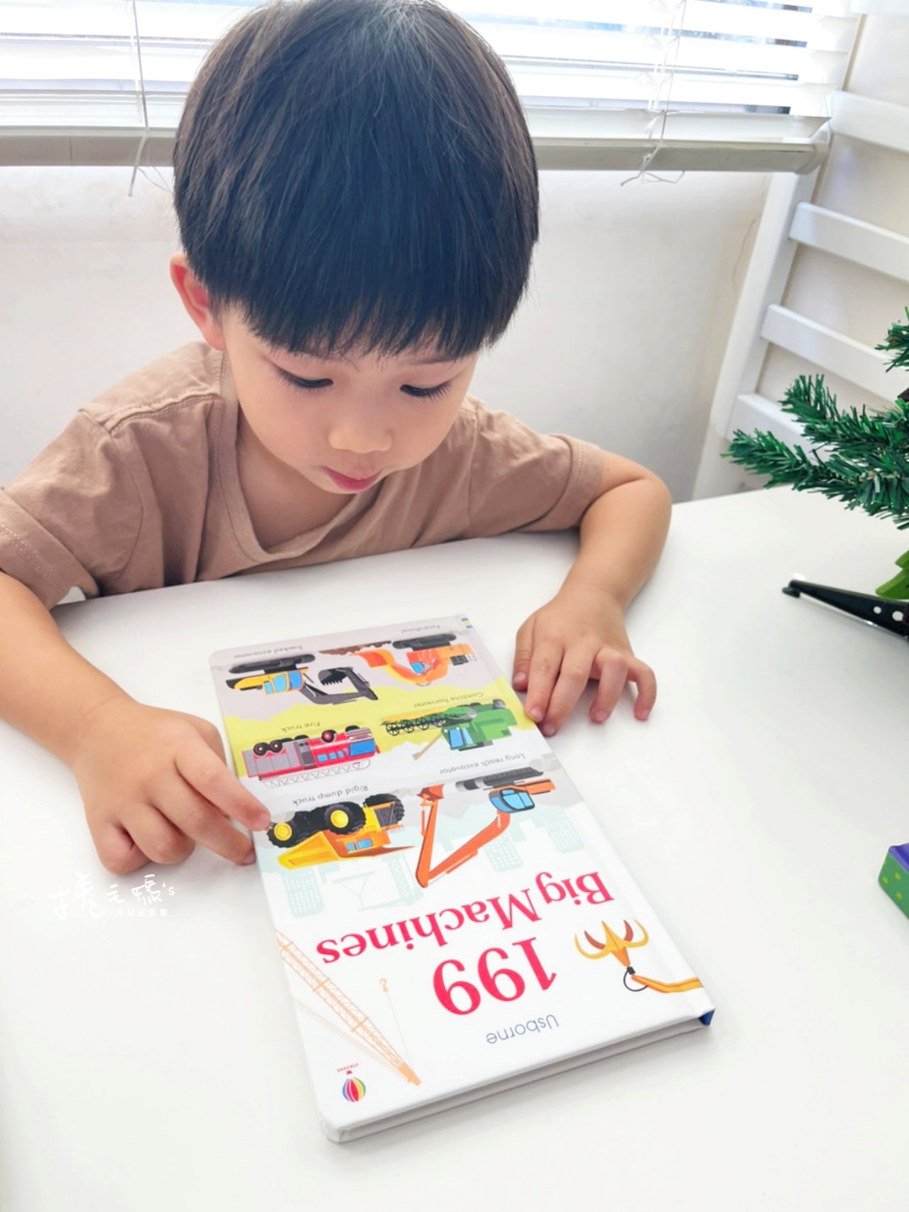 親子共讀英文繪本推薦｜聖誕節童書推薦、科普、推拉轉、情緒、交通工具書、硬書