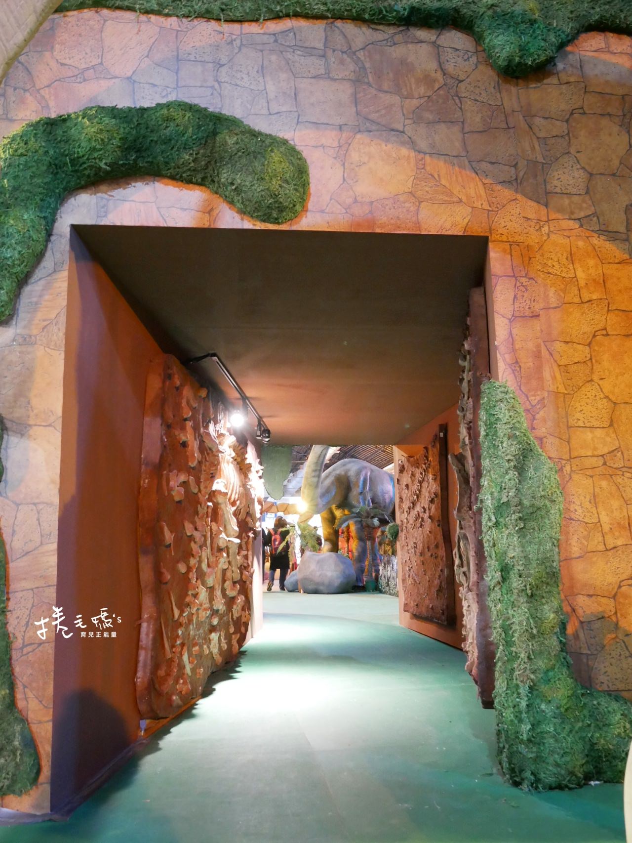 【旅遊】寒假室內親子展覽！2022/3/13前 台北松菸侏儸紀恐龍展3.0 恐龍迷必去超逼真展覽