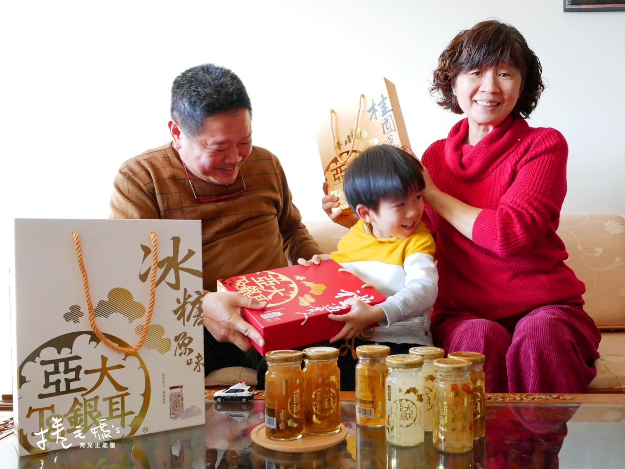 宅配美食｜過年過節送禮不出錯 亞大T8銀耳露禮盒 中價位的高級養生禮盒