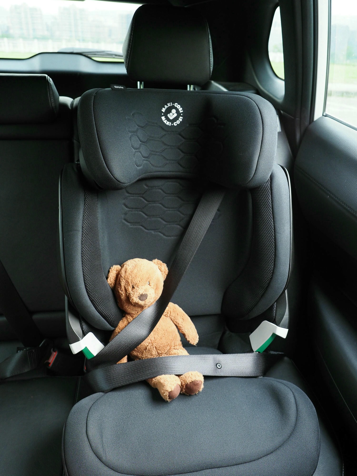 安全座椅推薦｜超舒服、超好睡、還會發光！MAXI-COSI Kore Pro智能感壓夜光兒童安全座椅 專為3.5、4歲以上兒童打造 還我後座大空間