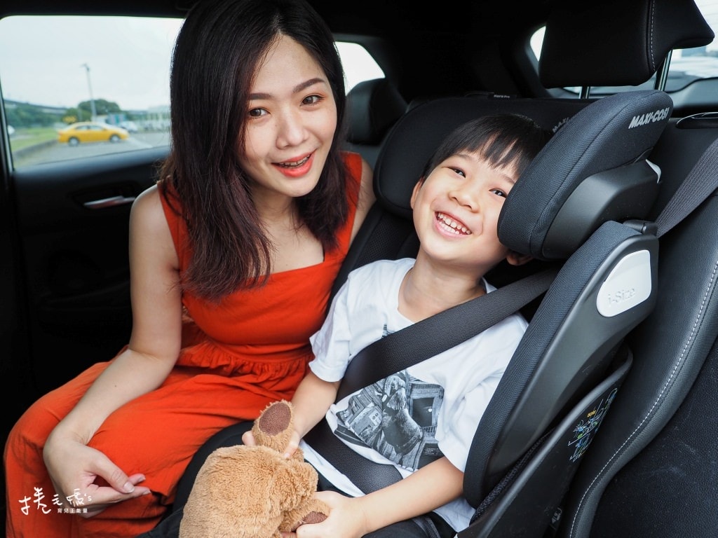 安全座椅推薦｜超舒服、超好睡、還會發光！MAXI-COSI Kore Pro智能感壓夜光兒童安全座椅 專為3.5、4歲以上兒童打造 還我後座大空間