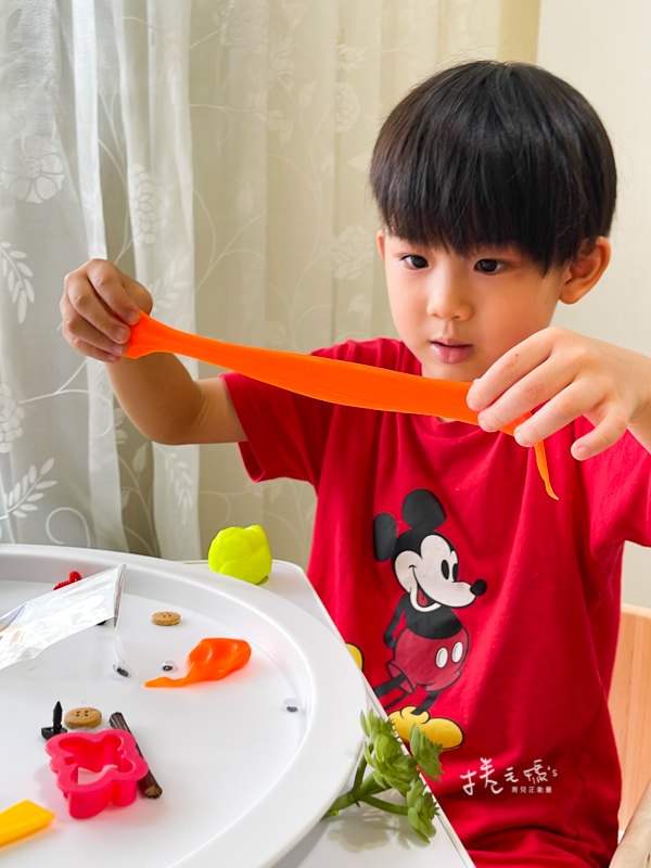 矽膠黏土摸起來比一般黏土柔軟好塑型