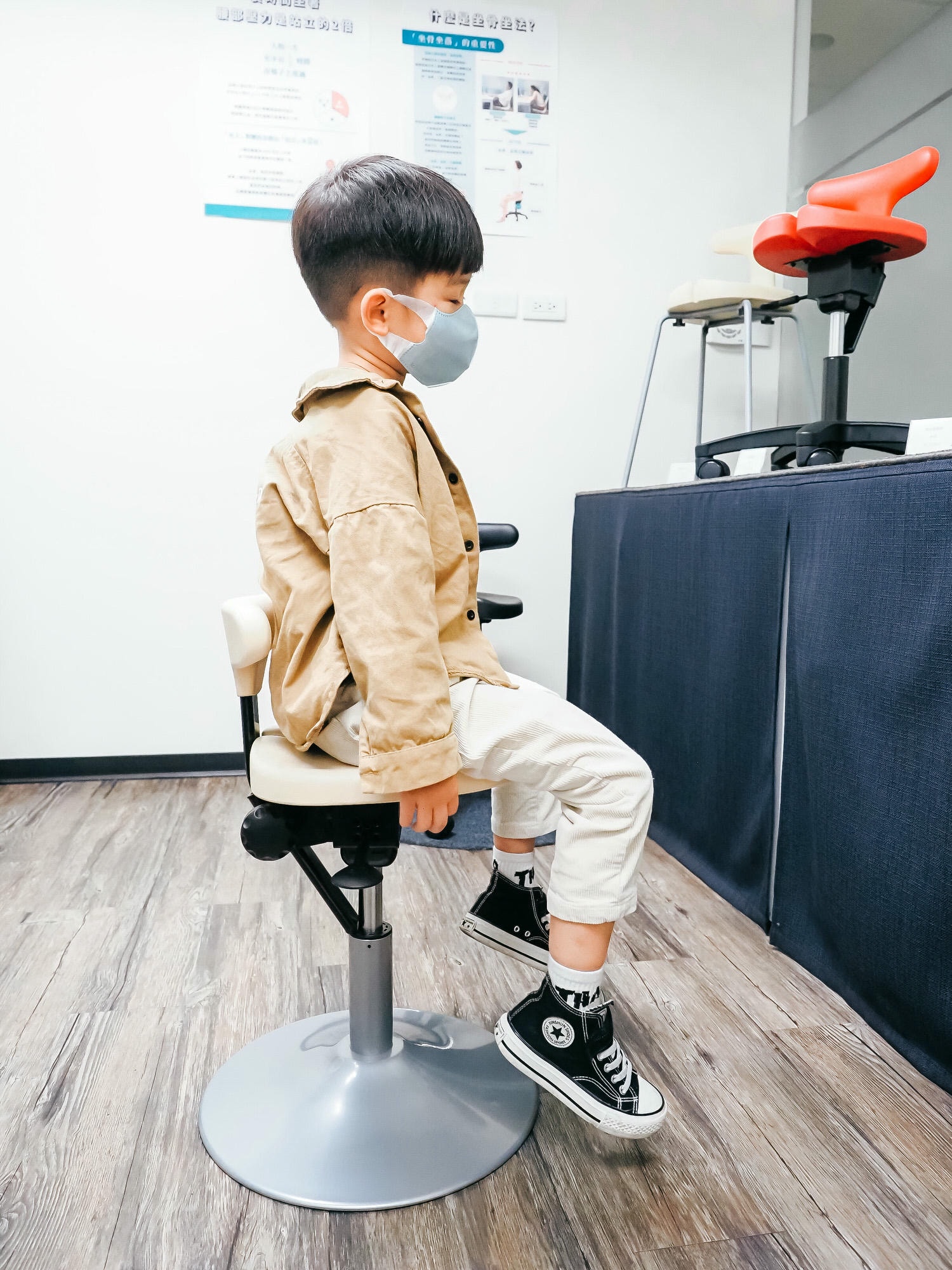 深受日本學校喜愛的愛悠椅ayur-chair坐姿調整椅 比腰靠、坐姿矯正墊實用又好用太多！