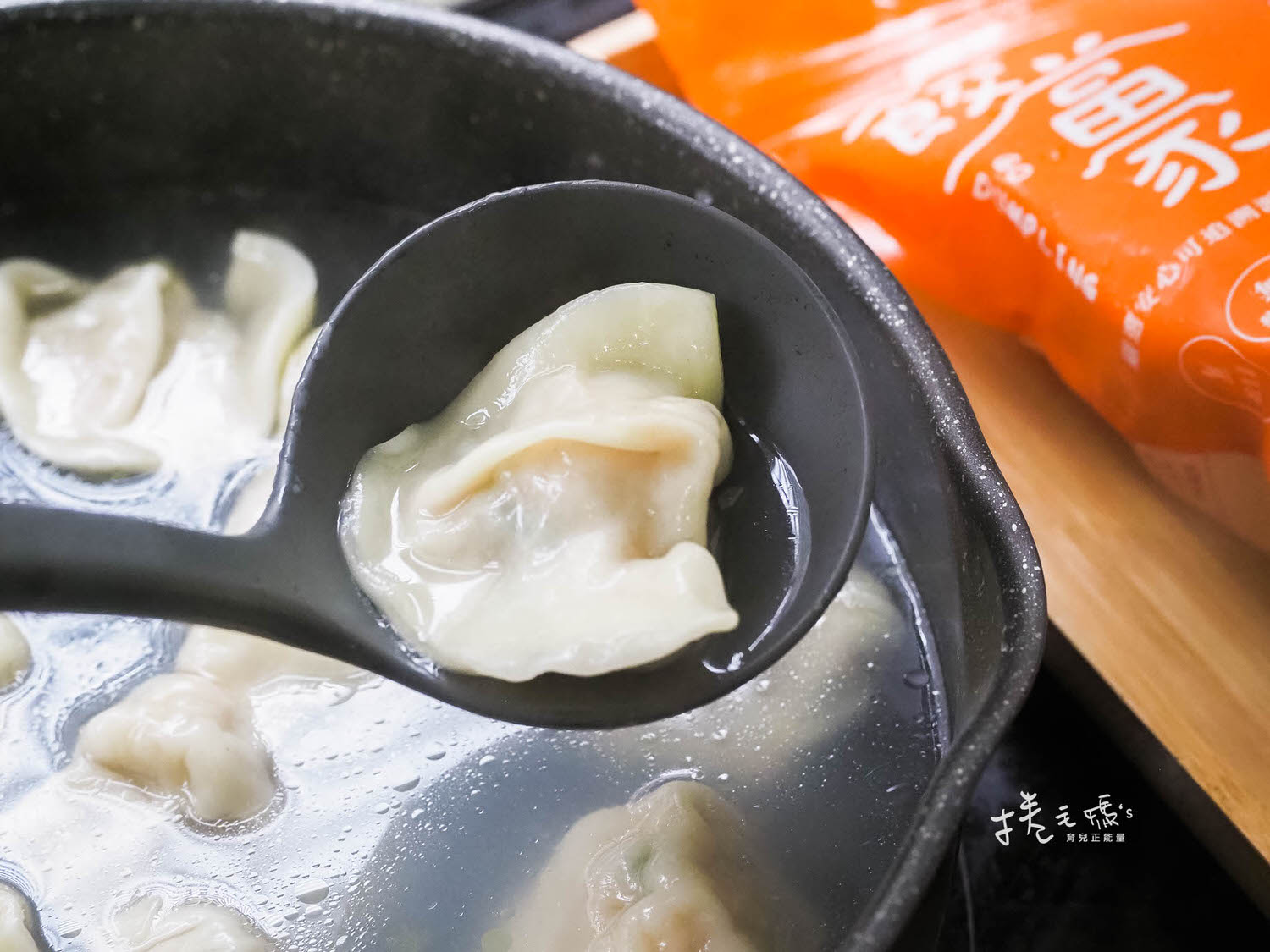 冷凍水餃推薦 士林『餃當家』把簡單發揮到極致的美味手工水餃 皮Q餡多會爆汁 - 第7張圖 冷凍水餃推薦 士林『餃當家』把簡單發揮到極致的美味手工水餃 皮Q餡多會爆汁