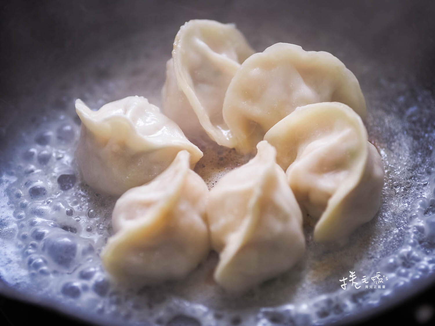 冷凍水餃推薦 士林『餃當家』把簡單發揮到極致的美味手工水餃 皮Q餡多會爆汁 - 第1張圖 冷凍水餃推薦 士林餃當家 冰花煎餃做法 眷村水餃 好吃水餃-13