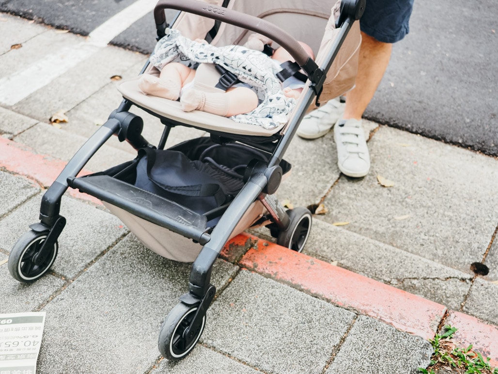 比行李箱還好推！可登機嬰兒推車Joolz Aer+可單手秒收 一年半使用心得 沒出國也一樣好推